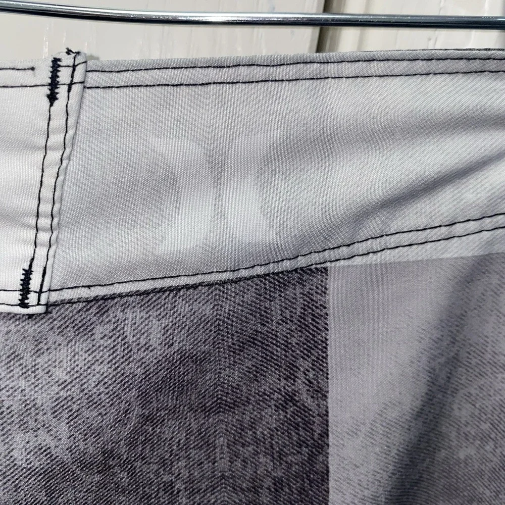 Hurley Phantom Board Shorts Size 32 White Black Plaid Pockets‎ Swim Trunks Beach